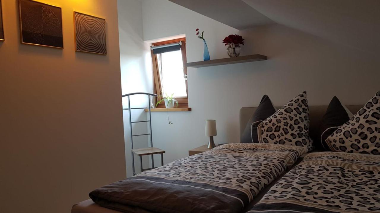 Kleine Gemuetliche Mansardenwohnung Im Suedosten Muenchens Assling Eksteriør bilde