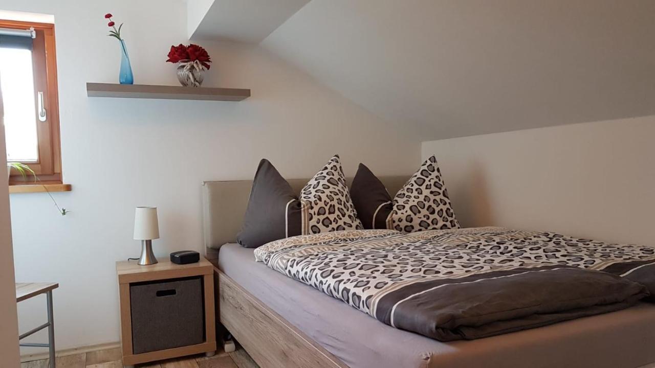 Kleine Gemuetliche Mansardenwohnung Im Suedosten Muenchens Assling Eksteriør bilde