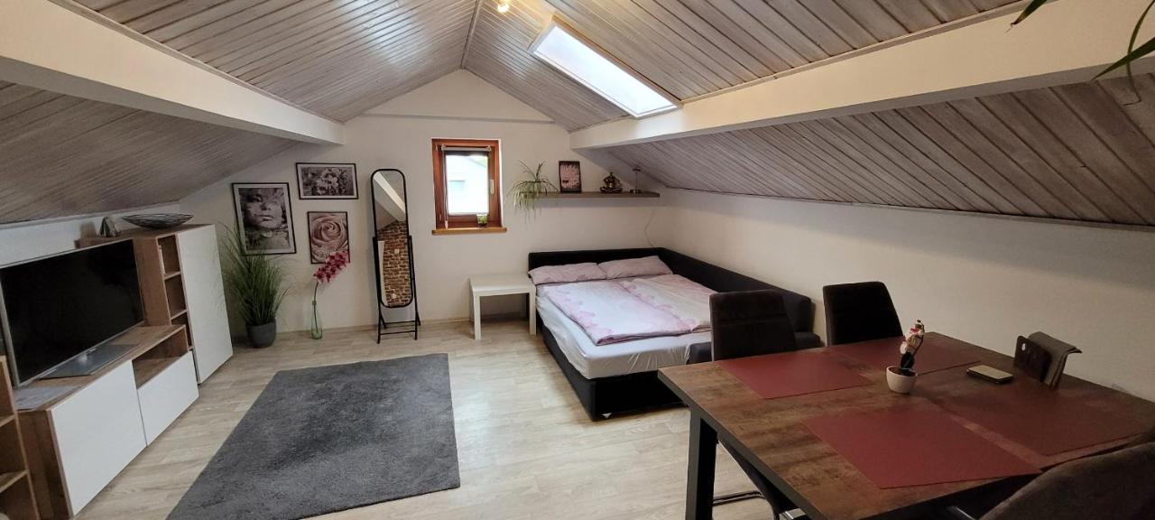 Kleine Gemuetliche Mansardenwohnung Im Suedosten Muenchens Assling Eksteriør bilde