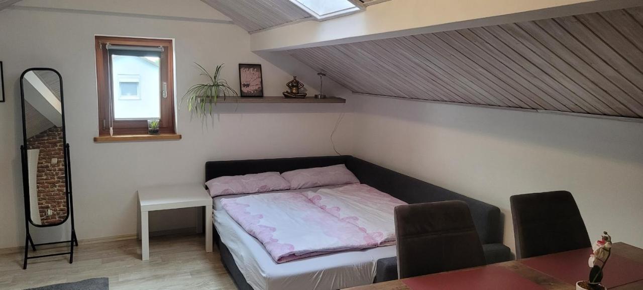 Kleine Gemuetliche Mansardenwohnung Im Suedosten Muenchens Assling Eksteriør bilde